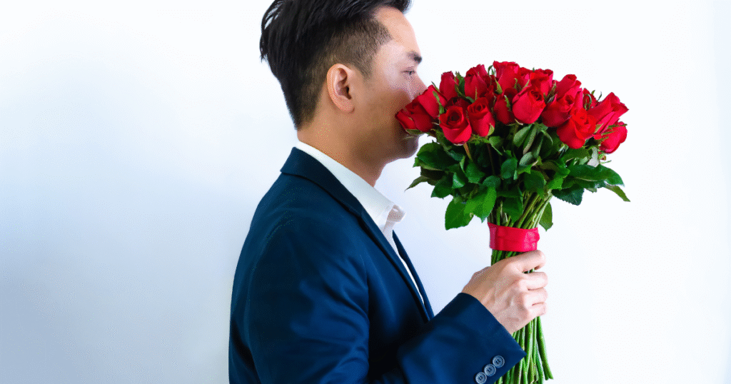 花束を抱える男性