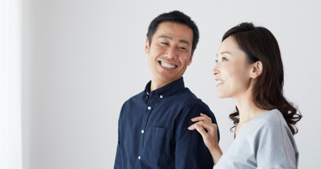 笑いあうカップル