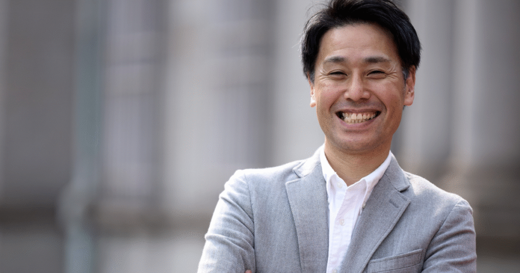 優しそうな腕組みをした男性