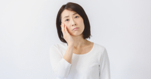 一人で悩んでいる女性