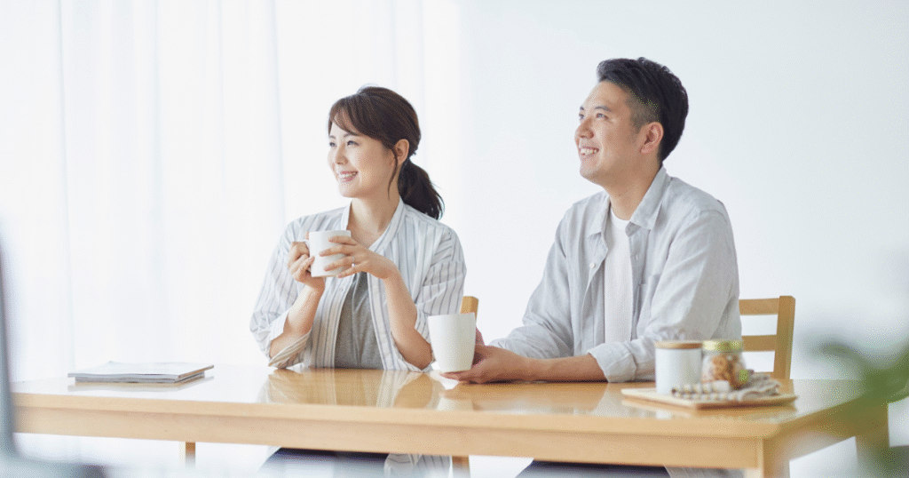 お茶を飲む二人