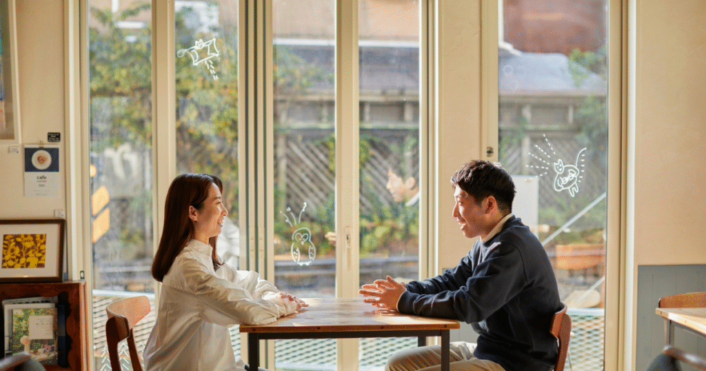 カフェで話す男女