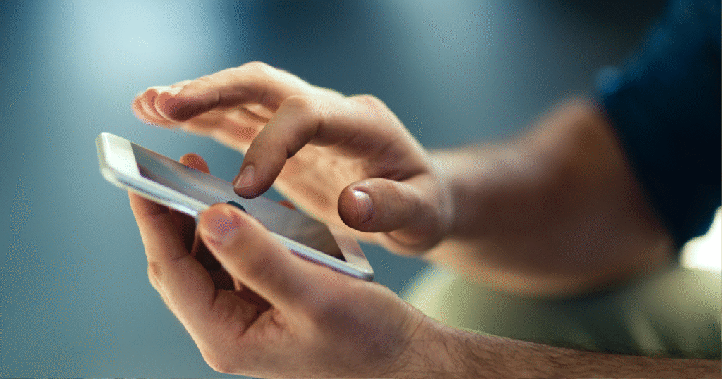 スマホでLINEをしている男性