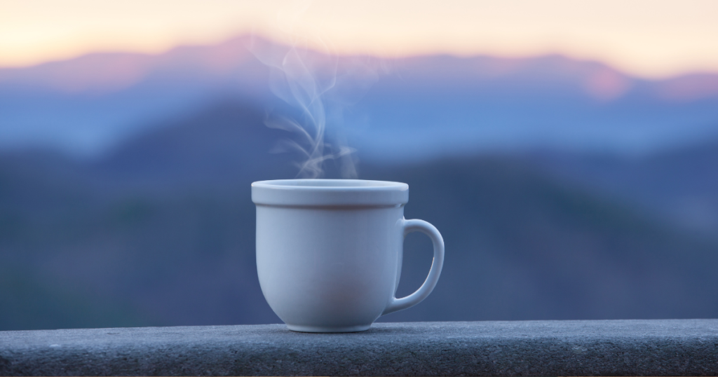 山を背景にした珈琲