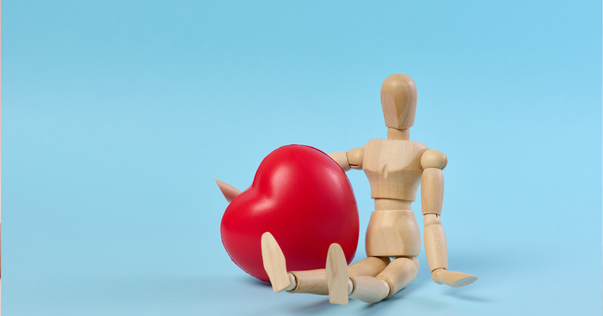 ハートを抱える人形
