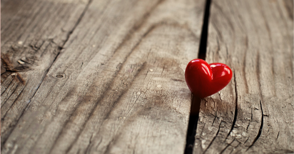 気に挟まったハートのオブジェ