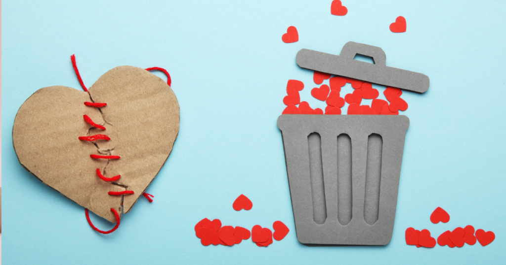壊れたハートとごみ箱に捨てられたたくさんのハート