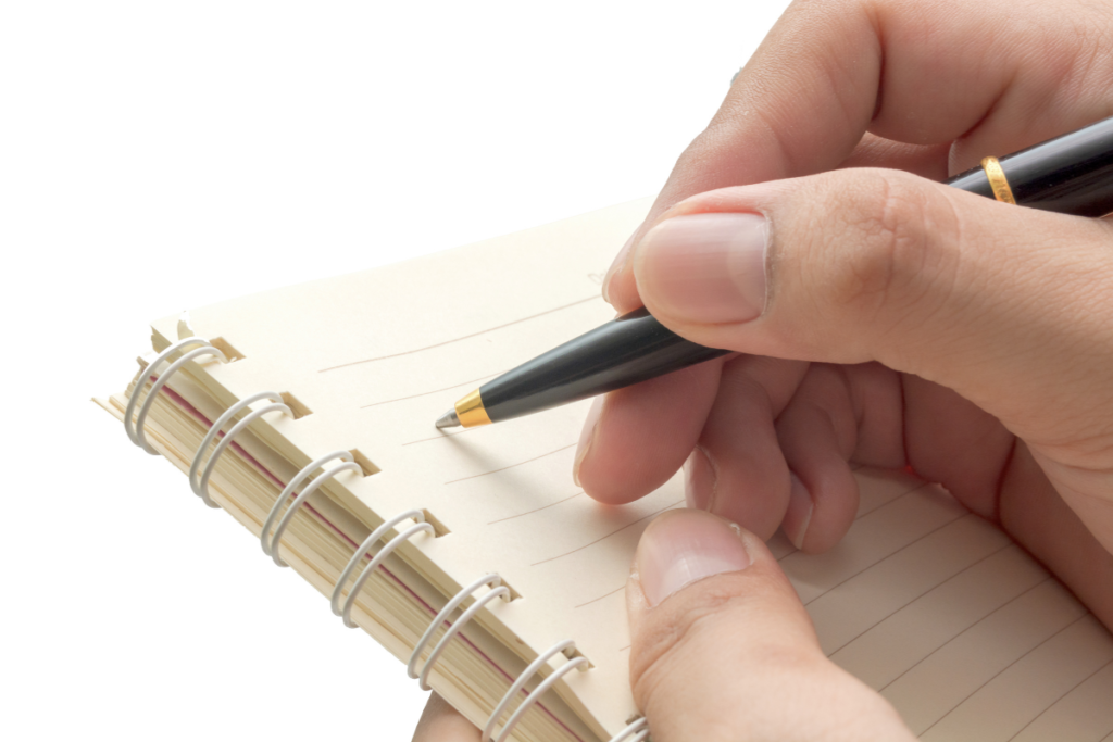 婚活で時間を味方につけるために小さな行動を書き出す手元の写真