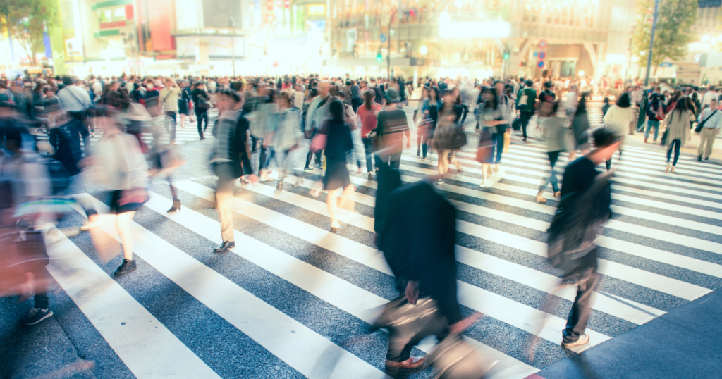 日々の生活横断歩道を渡る人たち