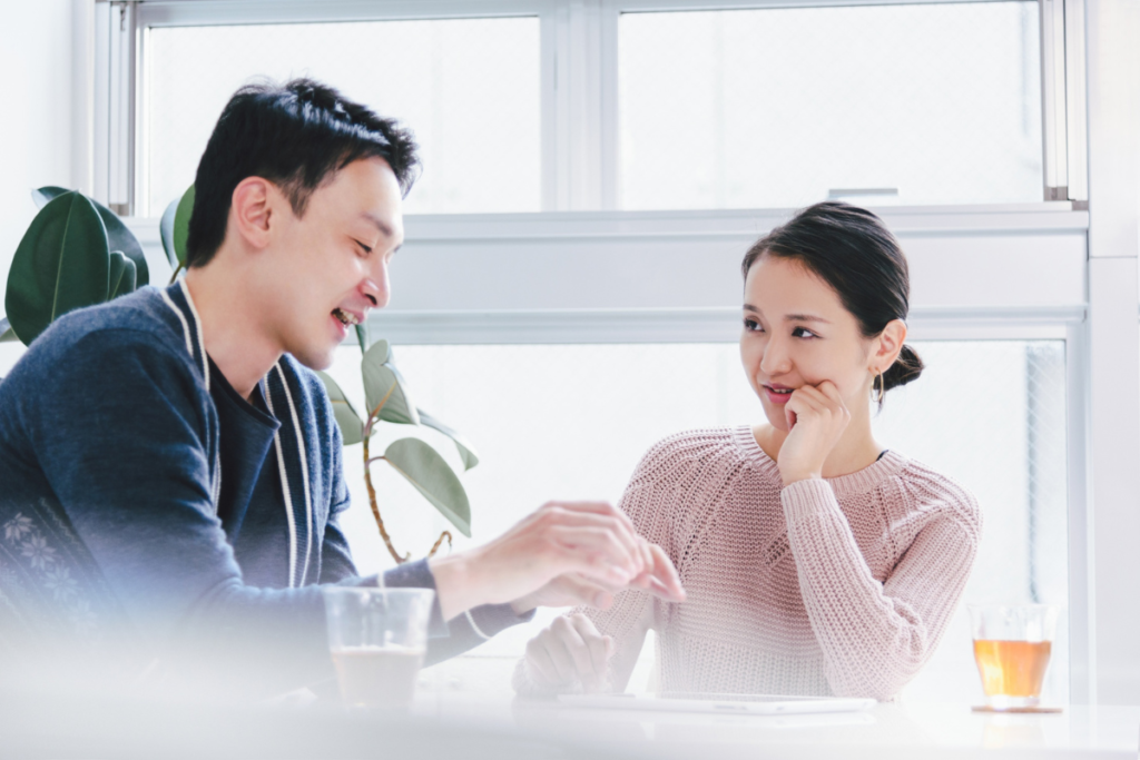 まだ打ち解け切れていないカップル