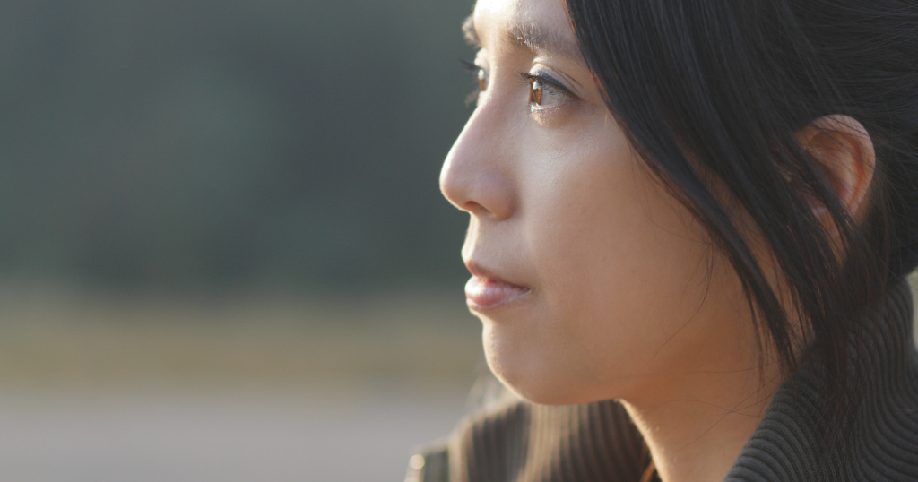 考える女性の横顔
