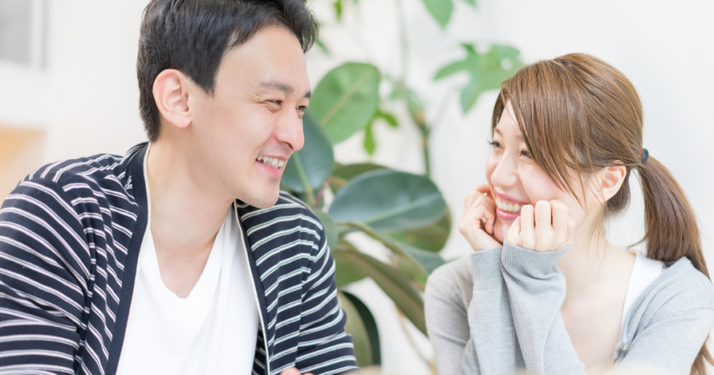笑顔で嬉しそうに話している男女
