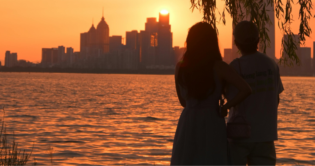 "婚活 幸せと相手への配慮を考えるカップルの後ろ姿"