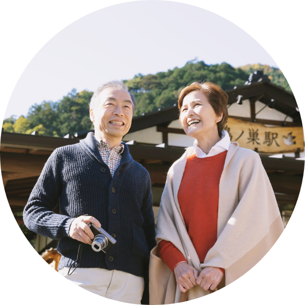 駅の前でほほえむシニアカップル