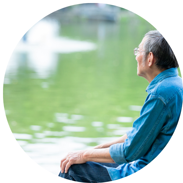 池でたたずむシニア男性