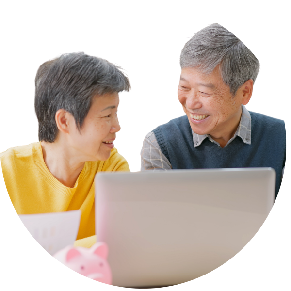 パソコンをするシニアカップル