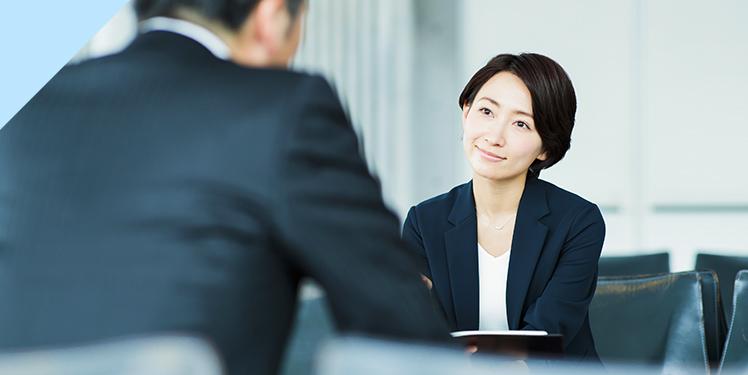 男性の話を聞いているカウンセラー