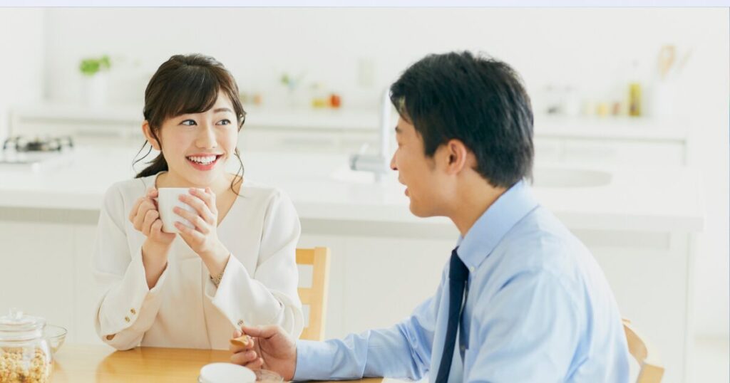 仲良くコーヒーを飲みながら語り合う男女