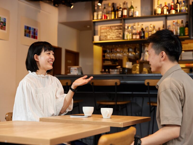 談笑する男女
