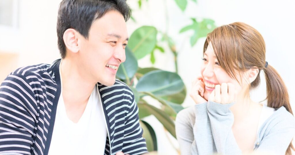 微笑みあう男女