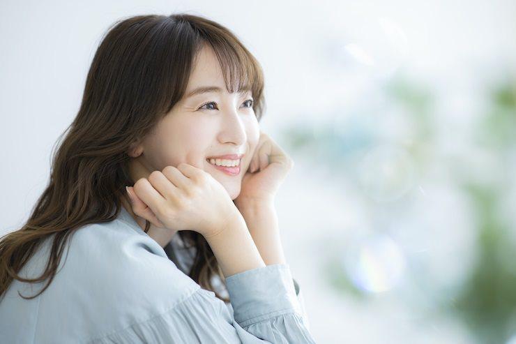 会話に不安を感じながらも優しく微笑む女性