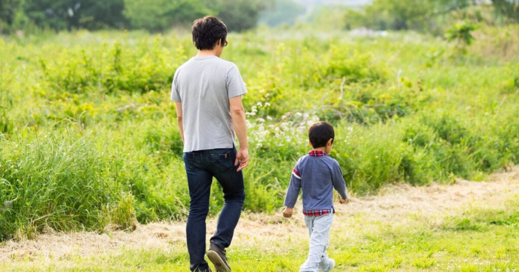 散歩をする父と息子
