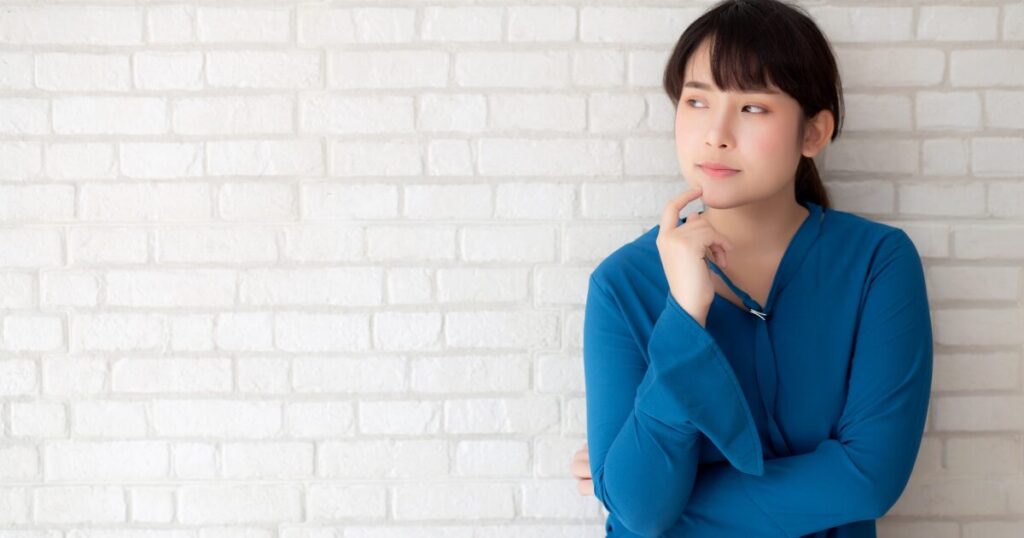 考え込んでいる女性