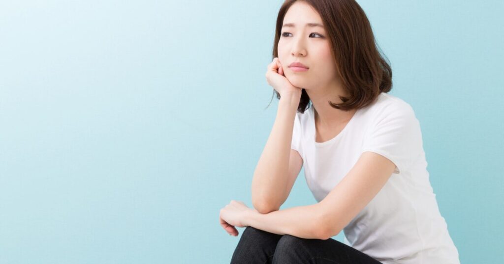 親が気になり考え込む女性