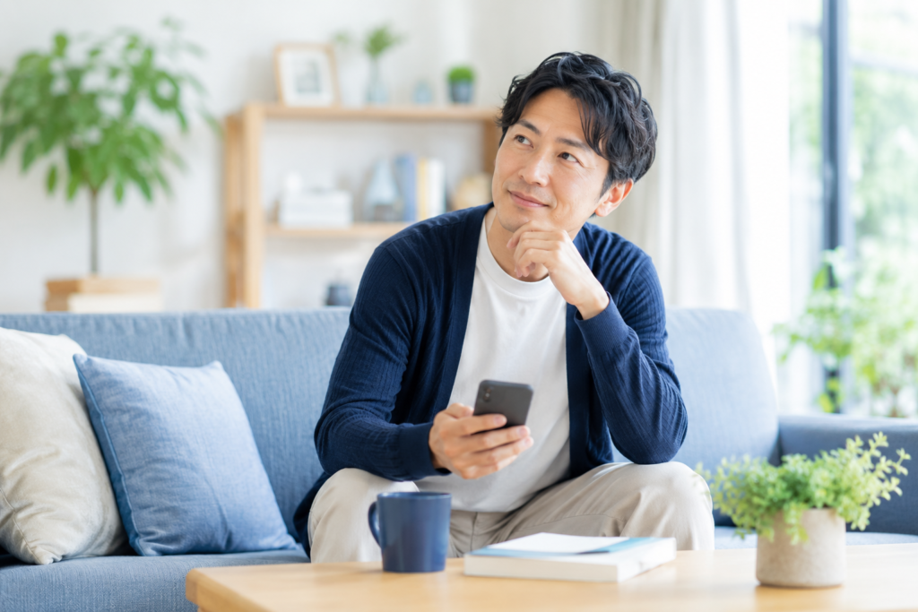 結婚相談所の無料相談を検討する40代男性