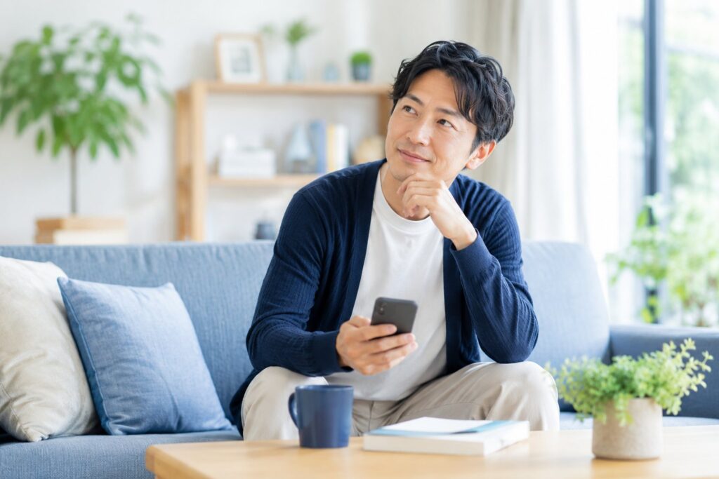 結婚相談所の無料相談を検討する40代男性