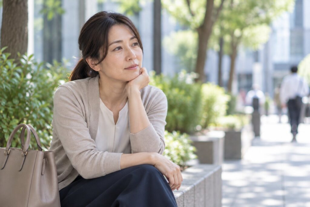 女性・屋外・お見合い後に少し振り返って考えている