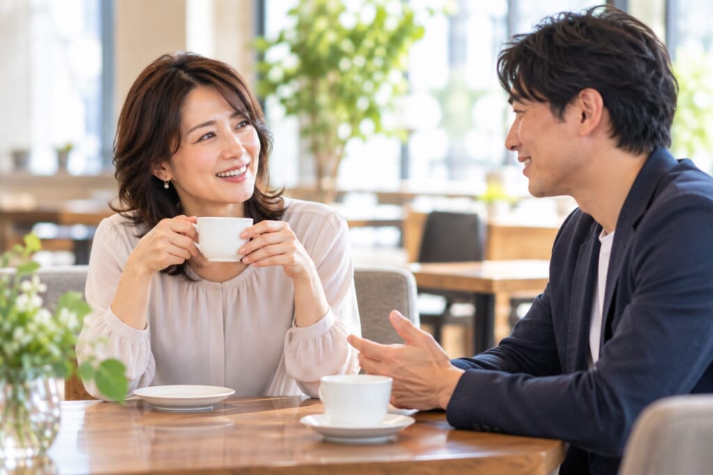 お互いの良いところを知りながら会話を楽しむ40代の男女