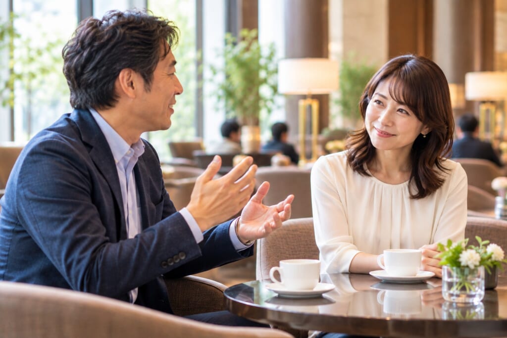 お見合いで楽しそうに話す40代男性と笑顔で話を聞く40代女性