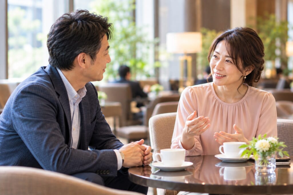 お見合いで相手に興味を持ちながら自然に会話する40代男女